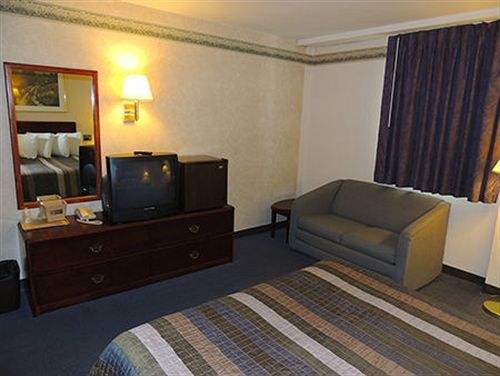Budget Host Inn & Suites Fertility Exterior foto